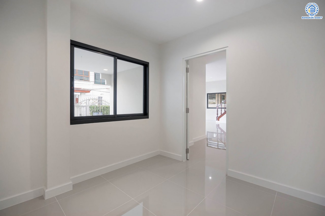 บ้านมือสองตกแต่งใหม่ โครงการ กฤษดานคร16-17 บรมราชชนนี-พุทธมณฑลสาย3 เนื้อที่ 60 ตร.ว. ฟังก์ชัน 3 ห้องนอน 3 ห้องน้ำ 1 ห้องอเนกประสงค์ จอดรถได้ 1 คัน บนทำเลศักยภาพ เชื่อมต่อเมืองอย่างรวดเร็ว ใกล้ทางคู่ขนานลอยฟ้าบรมราชชนนี ม.มหิดล และเซ็นทรัลศาลายา